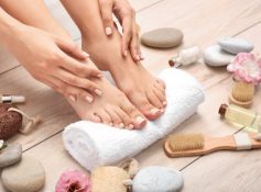 How you can soften cracked heels at your home in winters